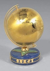 Un globe terrestre en or