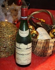 Une bouteille de vin rouge, cuvée Romanée-Conti