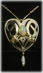 Le Coeur de Marie, un pendentif en or, opale, grenat et diamants